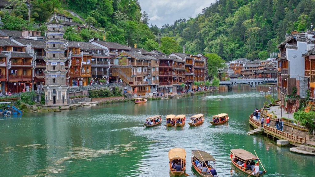 Com mais de 300 anos de história, as casas sobre palafitas na cidade de Fenghuang surgem como um conjunto arquitetônico icônico da China