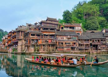 Com mais de 300 anos de história, as casas sobre palafitas na cidade de Fenghuang surgem como um conjunto arquitetônico icônico da China