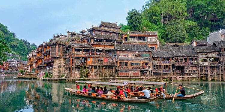 Com mais de 300 anos de história, as casas sobre palafitas na cidade de Fenghuang surgem como um conjunto arquitetônico icônico da China