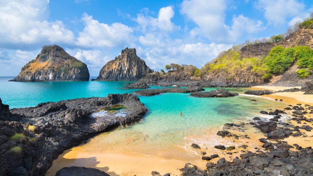 Situada a 545 km de Recife, a ilha conta com um ecossistema marinho preservado e único, sendo o ponto mais próximo do continente a 360 km