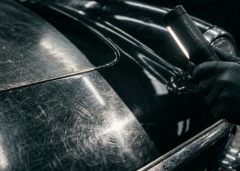 Recuperar o brilho de carros de luxo abandonados em garagens virou um negócio de 15 mil reais por mês para novos especialistas