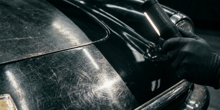 Recuperar o brilho de carros de luxo abandonados em garagens virou um negócio de 15 mil reais por mês para novos especialistas