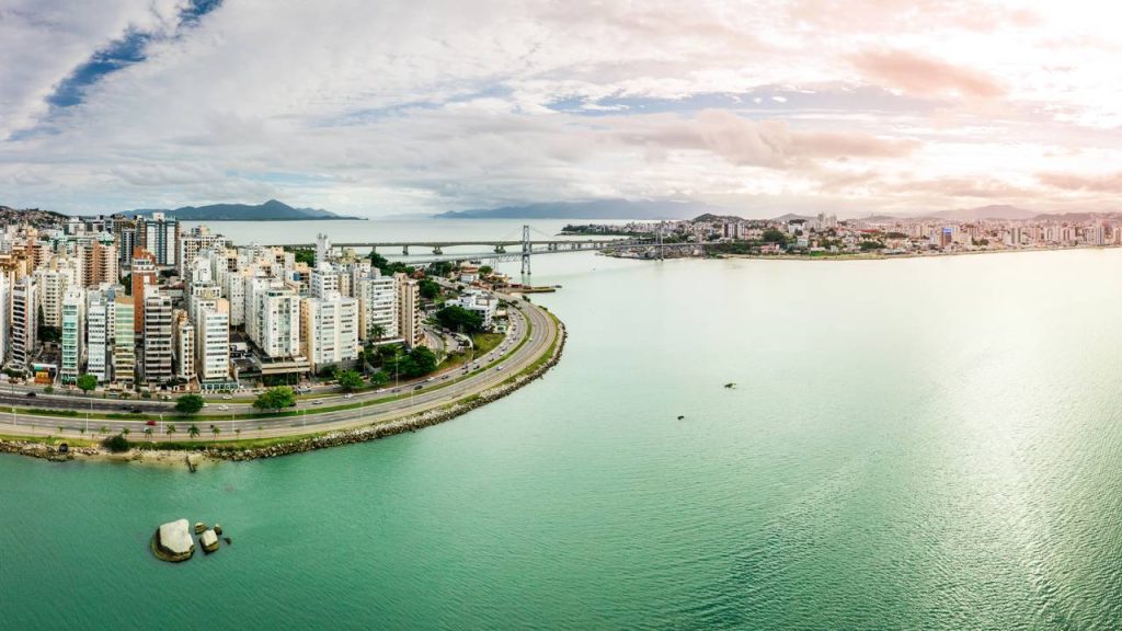 Cidade fundada em 1673 é uma das capitais brasileiras com a melhor qualidade de vida, e abriga mais de quarenta praias paradisíacas em Santa Catarina