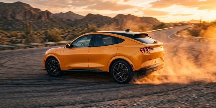 O ícone das pistas agora é um SUV elétrico que acelera como um foguete e não gasta uma gota de combustível