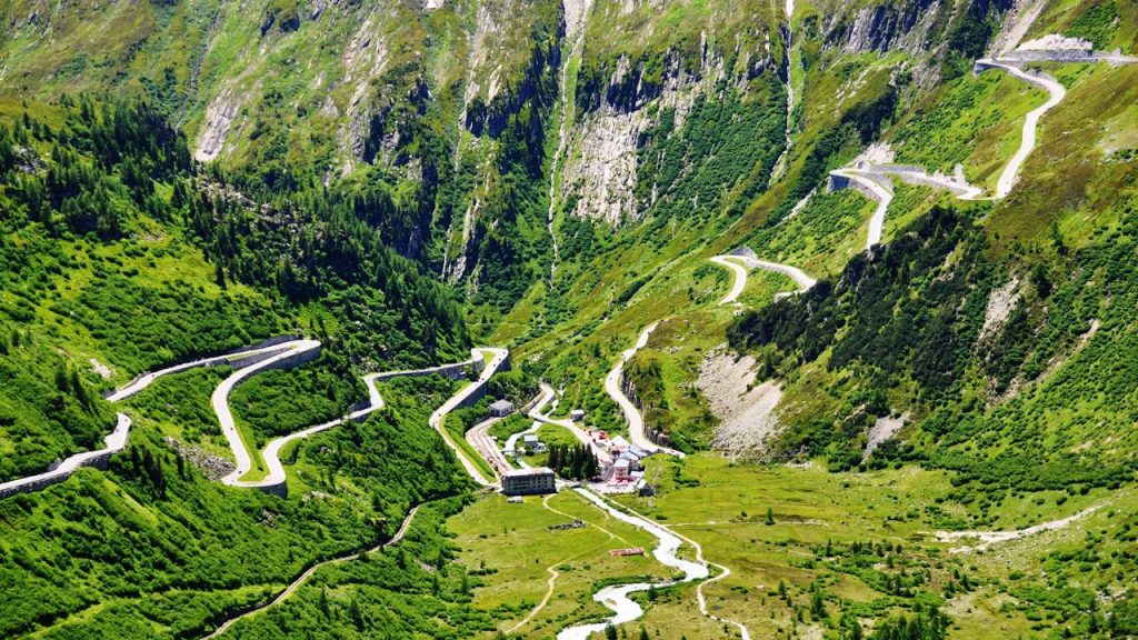 Situada a 2.429 metros de altitude nos Alpes, a estrada suíça com curvas em zigue-zague é uma das rotas de alta montanha mais famosas do mundo