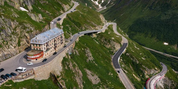 Situada a 2.429 metros de altitude nos Alpes, a estrada suíça com curvas em zigue-zague é uma das rotas de alta montanha mais famosas do mundo