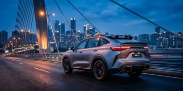 Aceleração de esportivo europeu e motor híbrido colocam este utilitário chinês no topo do luxo