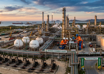 Injeção de água no subsolo garante o ritmo da produção de petróleo