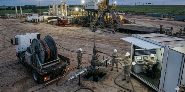 Completagem inteligente com sensores de fibra óptica transmite dados do fundo do poço em tempo real e otimiza a drenagem do reservatório