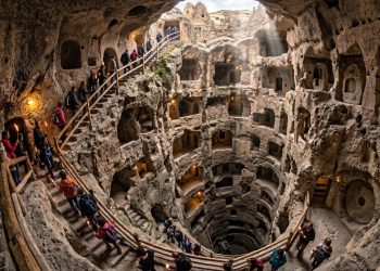 O complexo subterrâneo de 18 andares na Turquia que abrigou 20 mil pessoas para escapar de guerras antigas