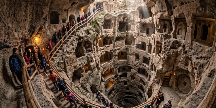 O complexo subterrâneo de 18 andares na Turquia que abrigou 20 mil pessoas para escapar de guerras antigas