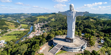 Turismo em Encantado e o Cristo Protetor - Imagem gerada com inteligência artificial