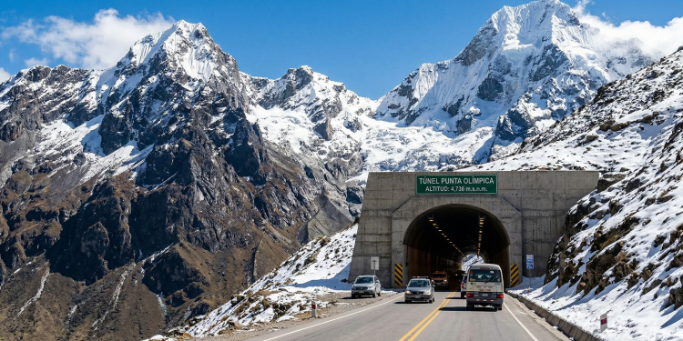 Rodovia no Peru e o Túnel de Punta Olímpica