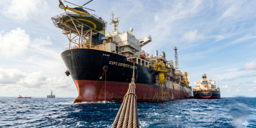 Limpeza e tratamento do óleo bruto em usinas flutuantes