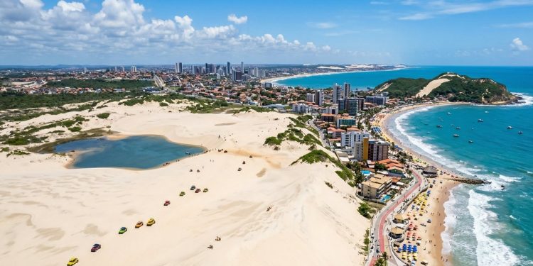 Com 300 dias de sol por ano e dunas de areia móveis em Genipabu, o roteiro em Natal revela as melhores praias e o novo visual da orla de Ponta Negra