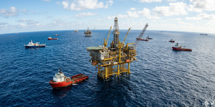 Com salário de R$ 5.500 e regime 14x14, a hotelaria offshore virou a porta de entrada para quem quer embarcar sem experiência técnica