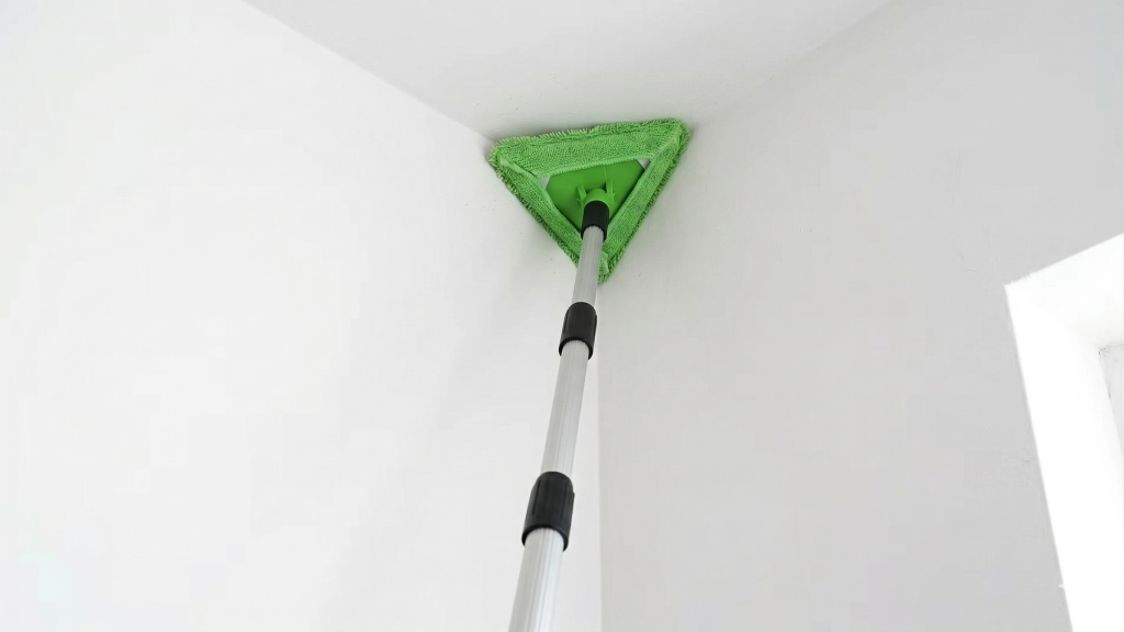 Cansou de subir em escadas para limpar cantos altos? Conheça o mop de limpeza triangular que facilita a faxina e protege sua coluna com eficiência.