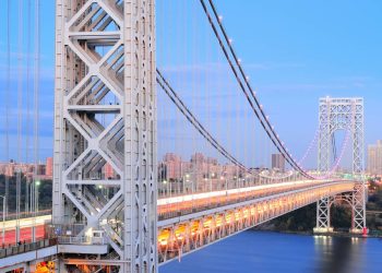 Operando 14 faixas sobre 1.450 metros de extensão, a ponte de Nova York de 1931 quebra recordes e suporta o maior tráfego mundial