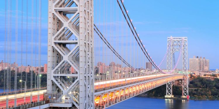 Operando 14 faixas sobre 1.450 metros de extensão, a ponte de Nova York de 1931 quebra recordes e suporta o maior tráfego mundial