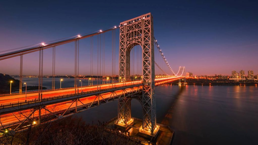 Operando 14 faixas sobre 1.450 metros de extensão, a ponte de Nova York de 1931 quebra recordes e suporta o maior tráfego mundial