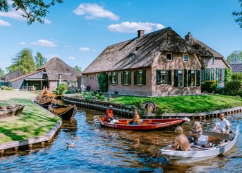 A pacata vila europeia sem estradas ou carros onde todos os 2800 moradores se locomovem apenas por canais de água