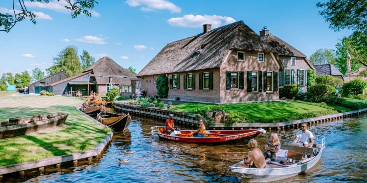 A pacata vila europeia sem estradas ou carros onde todos os 2800 moradores se locomovem apenas por canais de água