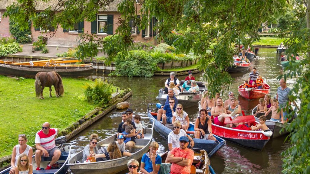 A pacata vila europeia sem estradas ou carros onde todos os 2800 moradores se locomovem apenas por canais de água