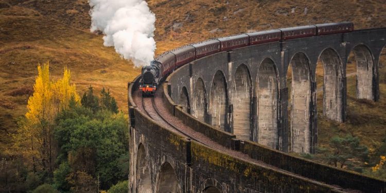 Com 380 metros de comprimento e 21 arcos de concreto, o viaduto escocês virou a mais famosa estrutura ferroviária desse material em todo o Reino Unido