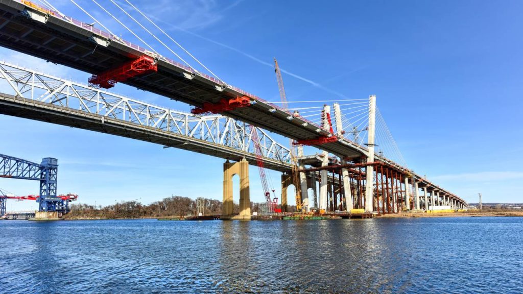 Com torres de 83 metros e sistema estaiado moderno, a ponte inaugurada em 2017 tornou-se um marco da conexão logística entre Nova York e Nova Jersey