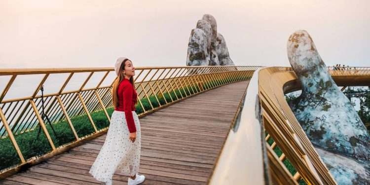 Com duas mãos gigantes que parecem esculpidas em pedra, a estrutura a 1.400 metros de altitude é um marco do turismo moderno no Vietnã