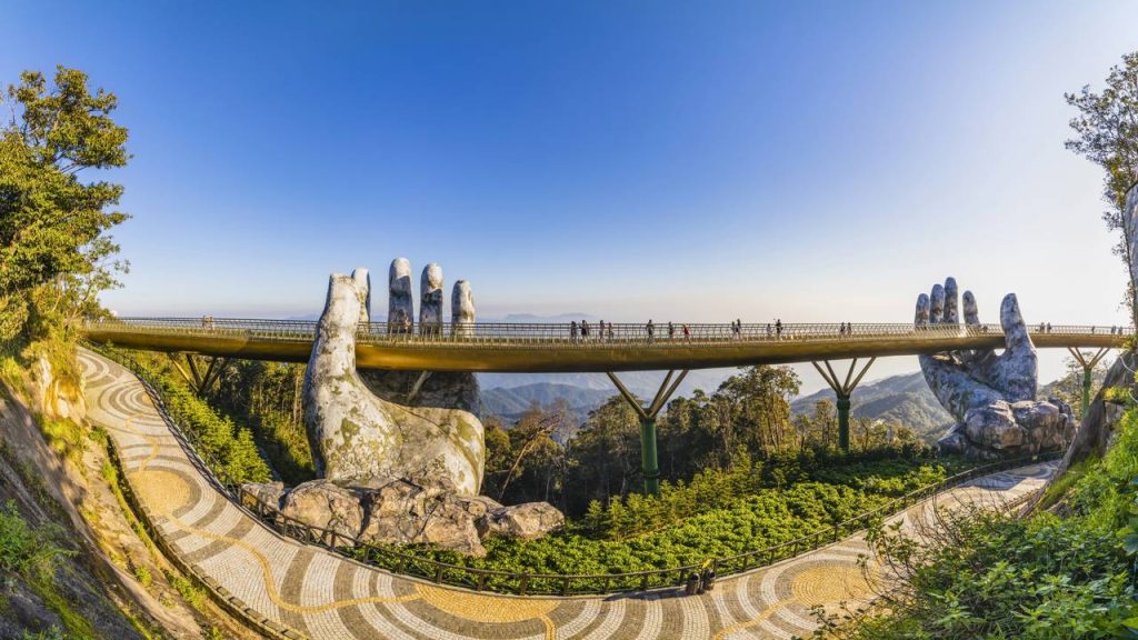 Com duas mãos gigantes que parecem esculpidas em pedra, a estrutura a 1.400 metros de altitude é um marco do turismo moderno no Vietnã