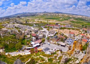Com centenas de cavernas esculpidas em rocha vulcânica, o vale na Turquia surge como um recorde geológico e histórico da antiguidade