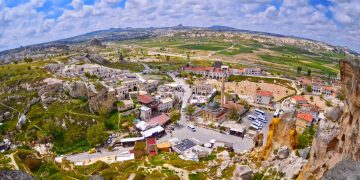 Com centenas de cavernas esculpidas em rocha vulcânica, o vale na Turquia surge como um recorde geológico e histórico da antiguidade
