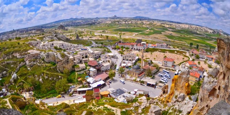 Com centenas de cavernas esculpidas em rocha vulcânica, o vale na Turquia surge como um recorde geológico e histórico da antiguidade