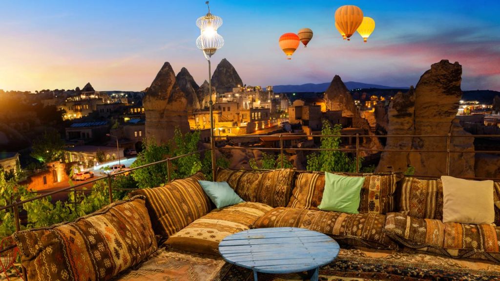 Com centenas de cavernas esculpidas em rocha vulcânica, o vale na Turquia surge como um recorde geológico e histórico da antiguidade