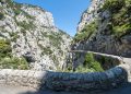 Com paredões de 500 metros de altura, a estrada francesa serpenteia o desfiladeiro do rio Agly como uma obra audaciosa de engenharia e rocha