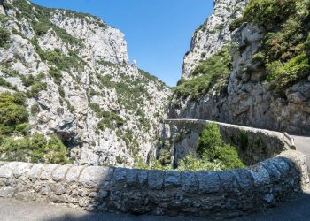 Com paredões de 500 metros de altura, a estrada francesa serpenteia o desfiladeiro do rio Agly como uma obra audaciosa de engenharia e rocha