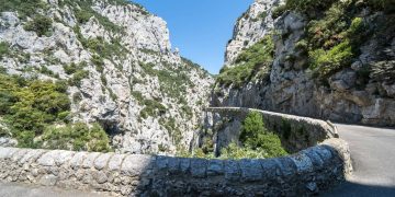 Com paredões de 500 metros de altura, a estrada francesa serpenteia o desfiladeiro do rio Agly como uma obra audaciosa de engenharia e rocha