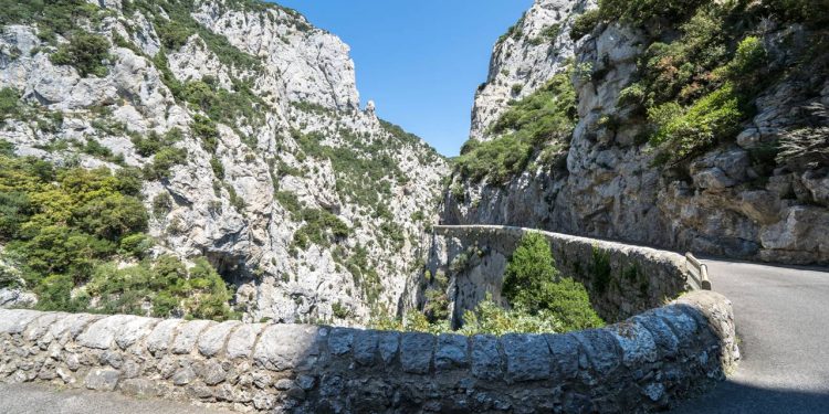 Com paredões de 500 metros de altura, a estrada francesa serpenteia o desfiladeiro do rio Agly como uma obra audaciosa de engenharia e rocha