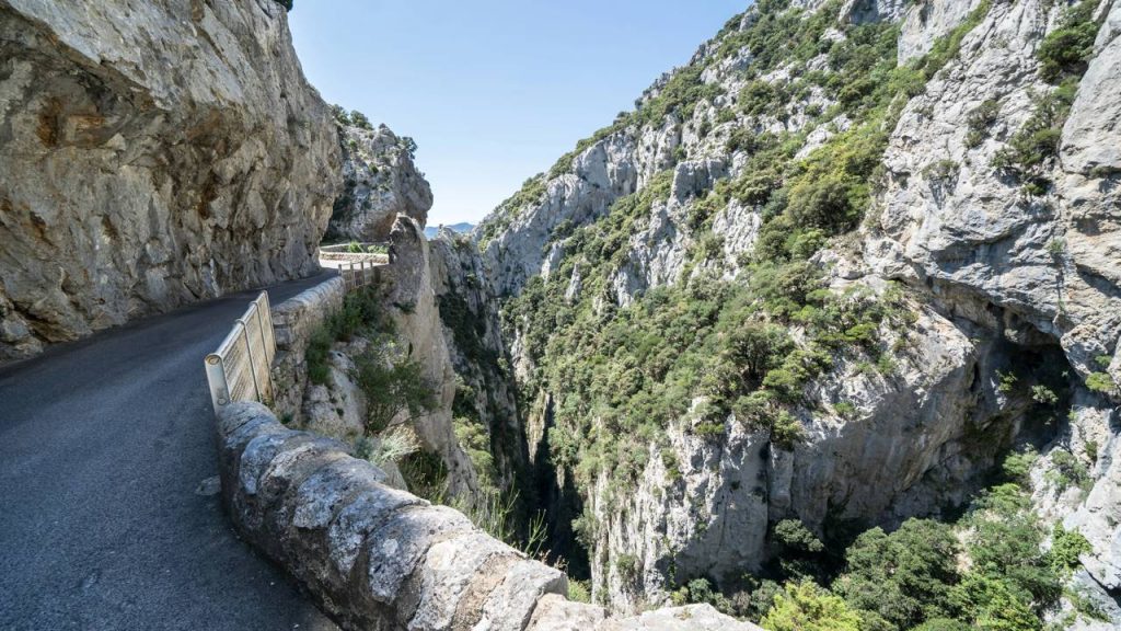 Com paredões de 500 metros de altura, a estrada francesa serpenteia o desfiladeiro do rio Agly como uma obra audaciosa de engenharia e rocha
