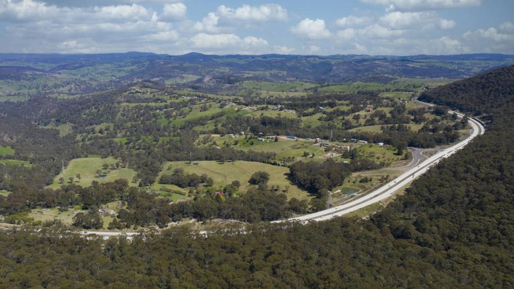 A rodovia australiana cruza 114 km pelas Montanhas Azuis; com subidas íngremes, a A32 é a principal artéria que liga Sydney ao interior