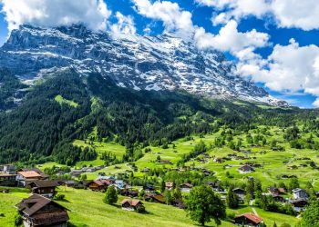 Situada a 1.034 metros de altitude aos pés do Eiger, a vila suíça virou um lendário centro alpino de aventura e esqui no coração da Europa