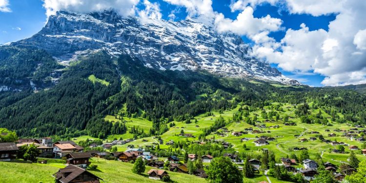 Situada a 1.034 metros de altitude aos pés do Eiger, a vila suíça virou um lendário centro alpino de aventura e esqui no coração da Europa