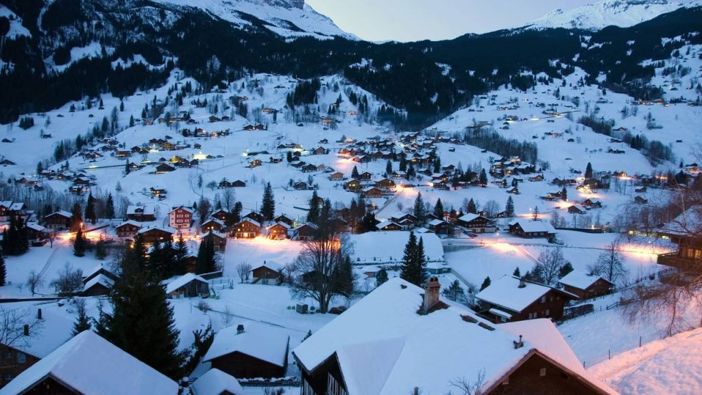 Situada a 1.034 metros de altitude aos pés do Eiger, a vila suíça virou um lendário centro alpino de aventura e esqui no coração da Europa