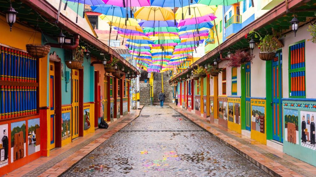 Próxima a uma rocha de 220 metros e 708 degraus, a colorida cidade colombiana atrai turistas e detém o título de uma das mais vibrantes do mundo