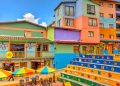 Próxima a uma rocha de 220 metros e 708 degraus, a colorida cidade colombiana atrai turistas e detém o título de uma das mais vibrantes do mundo