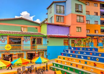 Próxima a uma rocha de 220 metros e 708 degraus, a colorida cidade colombiana atrai turistas e detém o título de uma das mais vibrantes do mundo