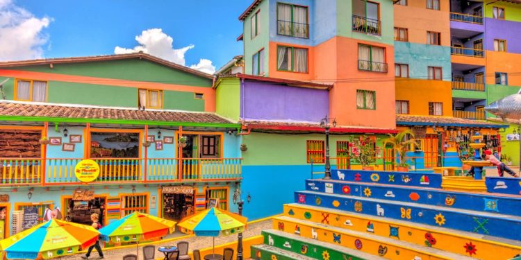 Próxima a uma rocha de 220 metros e 708 degraus, a colorida cidade colombiana atrai turistas e detém o título de uma das mais vibrantes do mundo