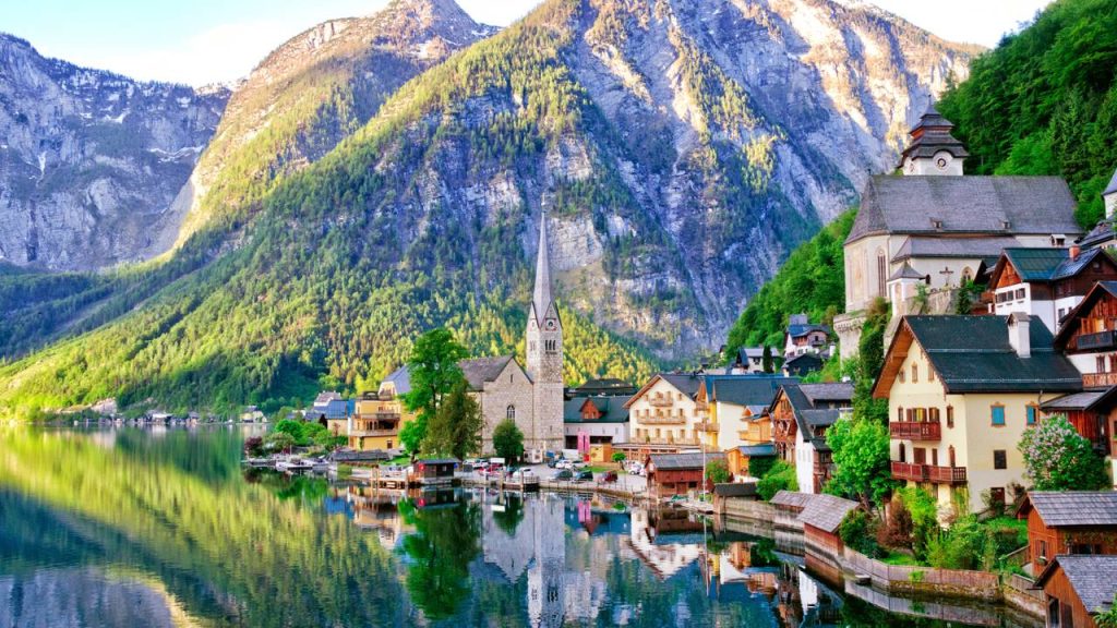 Erguida sobre a mina de sal mais antiga do mundo com 7.000 anos, a vila austríaca é um ícone dos Alpes e um verdadeiro recorde de preservação