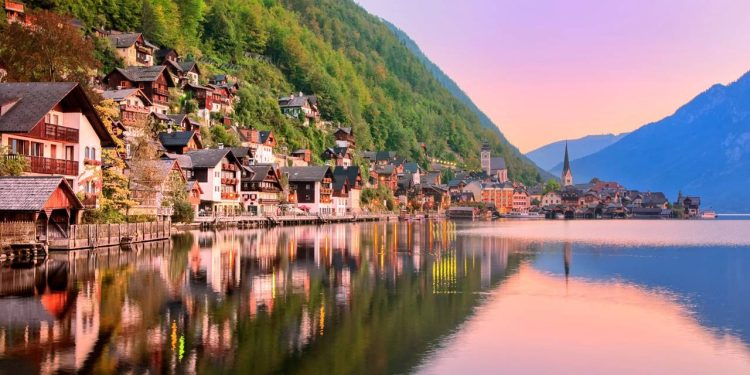 Erguida sobre a mina de sal mais antiga do mundo com 7.000 anos, a vila austríaca é um ícone dos Alpes e um verdadeiro recorde de preservação